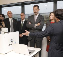 Sus Majestades los Reyes durante su visita a la Unidad de microscopios digitales