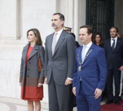 Sus Majestades los Reyes son recibidos por el presidente de la Cámara Municipal de Lisboa, Fernando Medina