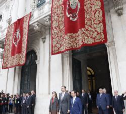 Sus Majestades los Reyes con el presidente de la Cámara Municipal de Lisboa, Fernando Medina, en la entrada de la Cámara Municipal de Lisboa