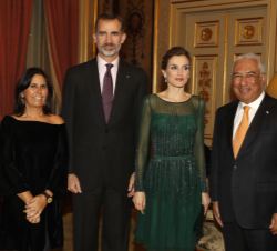 Sus Majestades los Reyes, acompañados por el Primer Ministro de la República Portuguesa y esposa en el Palacio de las Necessidades