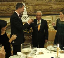 Sus Majestades los Reyes, acompañados por el Primer Ministro de la República Portuguesa y esposa bridan en la cena en el Palacio de las Necessidades