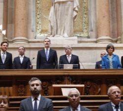Su Majestad el Rey en la Asamblea de la República durante la interpretación de los Himnos Nacionales