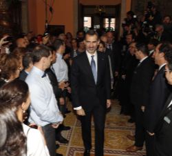 Sus Majestades los Reyes a su llegada a la Residencia de la Embajada de España para ofrecer una recepción a la colecctividad española