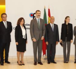 Fotografía de grupo de Sus Majestades los Reyes con el Presidente de Portugal y miembros del Patronato de la Fundación Champalimaud