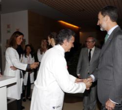 Sus Majestades los Reyes reciben el saludo de los profesionales que trabajan en el Hospital de Día de la Fundación Champalimaud