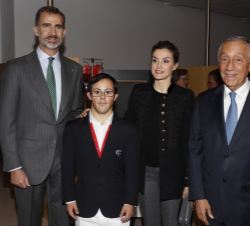 Sus Majestades los Reyes junto al Presidente de Portugal durante su visita a la Fundación Champalimaud