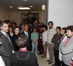 Sus Majestades los Reyes conversan con los investigadores y colaboradores españoles que trabajan en la Fundación Champalimaud