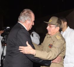 Su Majestad el Rey Don Juan Carlos recibe el saludo del Presidente de Cuba, Raúl Castro, a su llegada a la Plaza de la Revolución