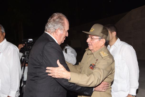 Su Majestad el Rey Don Juan Carlos recibe el saludo del Presidente de Cuba, Raúl Castro, a su llegada a la Plaza de la Revolución