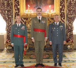 ​Su Majestad el Rey con el comandante general de la Guardia di Finanza de Italia, teniente general Giorgio Toschi acompañado por el director adj