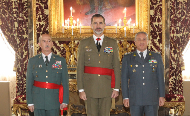 ​Su Majestad el Rey con el comandante general de la Guardia di Finanza de Italia, teniente general Giorgio Toschi acompañado por el director adjunto o