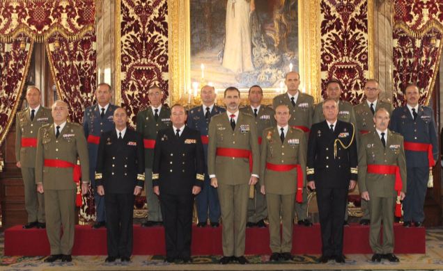Su Majestad el Rey con el grupo de Generales de Brigada y Contralmirantes durante la audiencia