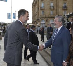 Don Felipe recibe el saludo del ministro de Educación, Cultura y Deporte, Íñigo Méndez de Vigo
