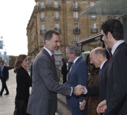 Don Felipe recibe el saludo del delegado del Gobierno en la Comunidad Autónoma del País Vasco, Carlos de Urquijo