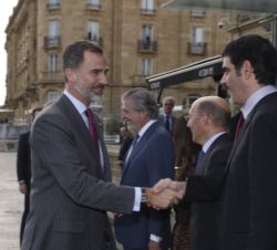 Su Majestad el Rey recibe el saludo del alcalde de Donostia-San Sebastián, Eneko Goia