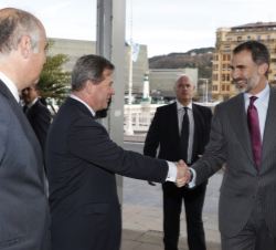 Su Majestad el Rey recibe el saludo del consejero de Cultura y Política Lingüística del Gobierno Vasco, Bingen Zupiria