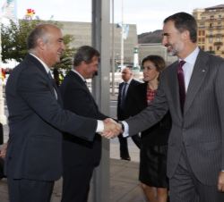 Don Felipe recibe el saludo del secretario de Estado de Cultura, Fernando Benzo