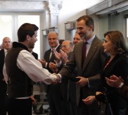 Su Majestad el Rey felicita al dantzari que ofreció el "aurresku" de honor