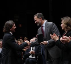 Su Majestad el Rey entrega la medalla a Vicente Amigo