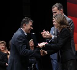 Su Majestad la Reina entrega la medalla a Francesc Casadesús 