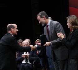 Su Majestad el Rey entrega la medalla a Emilio Casares 
