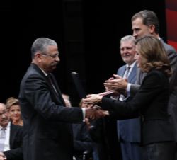 Su Majestad la Reina entrega la medalla a Emilio Gil 