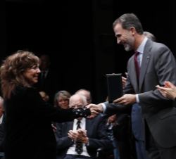 Su Majestad el Rey entrega la medalla a Sonia Grande
