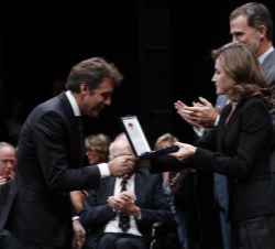 Su Majestad la Reina entrega la medalla a Pablo Hermoso de Mendoza