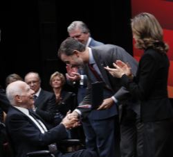 Su Majestad el Rey entrega la medalla a Michael Hoskin