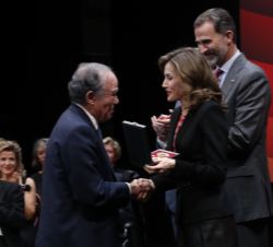 Su Majestad la Reina entrega la medalla a Gregorio Marañón y Bertrán de Lis
