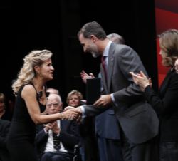 Su Majestad el Rey entrega la medalla a Anne-Sophie Mutter