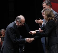 Su Majestad la Reina entrega la medalla a Leo Nucci