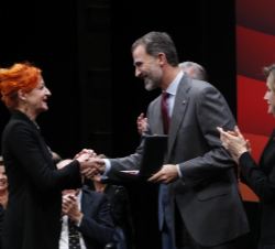 Su Majestad el Rey entrega la medalla a María José Ribot Manzano “La Ribot”