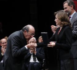 Su Majestad la Reina entrega la medalla a Francisco Rico 