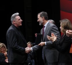 Su Majestad el Rey entrega la medalla a José María Sanz Beltrán “Loquillo”