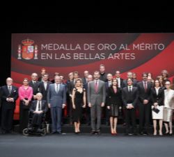 Sus Majestades los Reyes y las autoridades asistentes, con los premiados