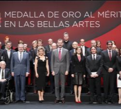 Sus Majestades los Reyes y las autoridades asistentes, con los premiados