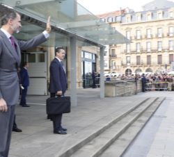 Don Felipe saluda a los ciudadanos que acudieron al Teatro Victoria Eugenia