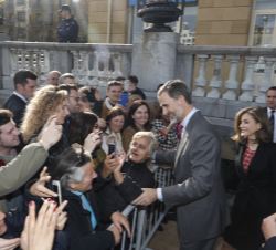 Don Felipe y Doña Letizia saludan a los ciudadanos que acudieron al Teatro Victoria Eugenia