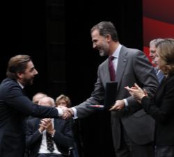 Su Majestad el Rey entrega a Jordi Roca la medalla concedida a "El Celler de Can Roca"
