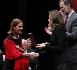 Su Majestad la Reina entrega a María Urquijo, hija de Enrique Urquijo, la medalla concedida a "Los Secretos”