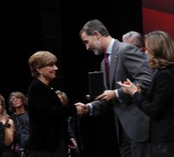 Su Majestad el Rey entrega a Susana Cortés la medalla concedida a su tío, Javier Cortés