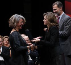 Su Majestad la Reina entrega la medalla concedida a Joan Montanès "Monty" a su viuda, Bibiana Tibau