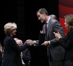 Su Majestad el Rey entrega la medalla concedida a José Vidal Beneyto a su viuda, Cecile Rougier de Vidal-Beneyto