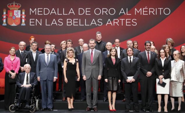 Sus Majestades los Reyes y las autoridades asistentes, con los premiados