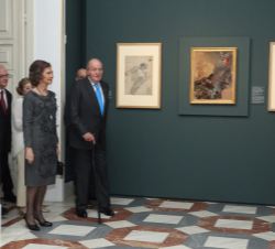 Don Juan Carlos y Doña Sofía, durante su recorrido por la muestra