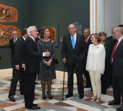 Don Juan Carlos y Doña Sofía atienden a las explicaciones de los comisarios de la exposición