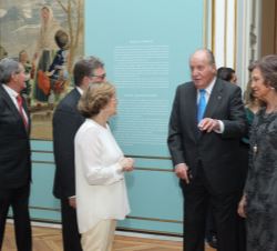 Don Juan Carlos y Doña Sofía conversan con la comisaria Pilar Benito