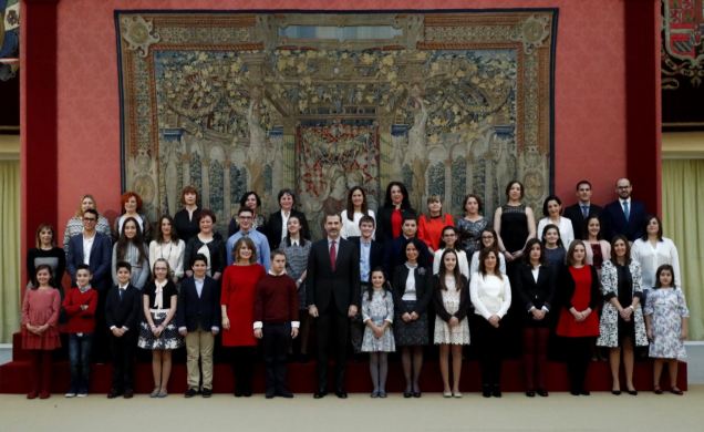 Fotografía de grupo de Su Majestad el Rey con los niños ganadores de la XXXV edición del concurso escolar "¿Qué es un Rey para ti?" 