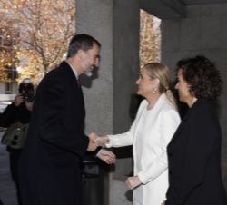 Su Majestad el Rey recibe el saludo de la presidenta de la Comunidad de Madrid en presencia de la ministra de Sanidad, Servicios Sociales e Igualdad, 
